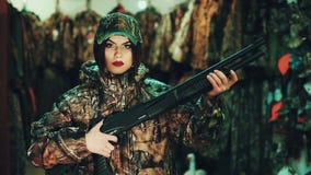 Dziewczyna w wojskowym uniformu z akci flintą i Pozować na kamerze zbiory wideo Dziewczyna w wojskowym uniformu z akci flintą i Pozować na kamerze zbiory wideo
