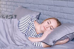 Dziewczyna śpi w łóżku zdjęcie stock Dziewczyna śpi w łóżku zdjęcie stock