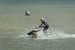 Dziewczyny atleta śmiało robić sekcję denne fala na aquabike obrazy stock Dziewczyny atleta śmiało robić sekcję denne fala na aquabike obrazy stock