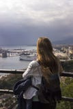Dziewczyny osamotneni stojaki na wzgórzu i spojrzenia przy piękną panoramą Hiszpański miasto Malaga na ciepłym słonecznym dniu obrazy royalty free Dziewczyny osamotneni stojaki na wzgórzu i spojrzenia przy piękną panoramą Hiszpański miasto Malaga na ciepłym słonecznym dniu obrazy royalty free