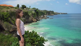 Dziewczyny pozycja na falezie i patrzeć morze bali Indonesia zbiory Dziewczyny pozycja na falezie i patrzeć morze bali Indonesia zbiory