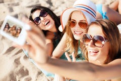 Dziewczyny robi jaźń portretowi na plaży zdjęcia stock Dziewczyny robi jaźń portretowi na plaży zdjęcia stock