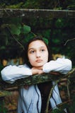 Dziewczyny zadumani stojaki na tle zieleni liście Pionowo fotografia fotografia stock Dziewczyny zadumani stojaki na tle zieleni liście Pionowo fotografia fotografia stock