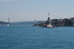 Dziewiczy ` s wierza w Istanbuł, Turcja z Bosphorus mostem - także znać jako Kizkulesi lub Leandertower - zdjęcia stock Dziewiczy ` s wierza w Istanbuł, Turcja z Bosphorus mostem - także znać jako Kizkulesi lub Leandertower - zdjęcia stock