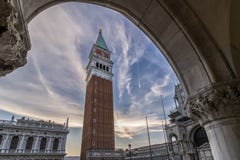 Dzwonkowy wierza piazza San Marco obramiający w łuku Palazzo Ducale, Wenecja, Włochy fotografia stock Dzwonkowy wierza piazza San Marco obramiający w łuku Palazzo Ducale, Wenecja, Włochy fotografia stock