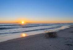 Dämmerung auf dem Strand, schöne sternenklare Sonne über dem Horizont Lange Belichtung auf dem Valencia-Strand stockfotografie Dämmerung auf dem Strand, schöne sternenklare Sonne über dem Horizont Lange Belichtung auf dem Valencia-Strand stockfotografie