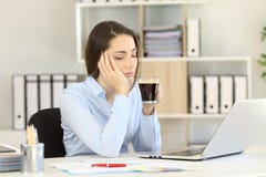 Dåsigt utövande dricka kaffe på kontoret royaltyfri fotografi Dåsigt utövande dricka kaffe på kontoret royaltyfri fotografi