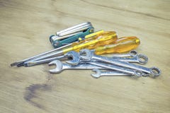 Dé el gancho agarrador, control viejo, herramientas oxidadas que mienten en una tabla de madera fotografía de archivo Dé el gancho agarrador, control viejo, herramientas oxidadas que mienten en una tabla de madera fotografía de archivo