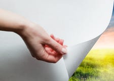 Dé la tracción de una esquina de papel para destapar, revele el paisaje verde Fotos de archivo Dé la tracción de una esquina de papel para destapar, revele el paisaje verde Fotos de archivo