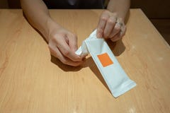 Dé la tracción del papel o de la servilleta mojado del envase de plástico imagen de archivo libre de regalías Dé la tracción del papel o de la servilleta mojado del envase de plástico imagen de archivo libre de regalías