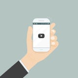 Dé sostener smartphone con el vídeo para el sitio web en el SCR Imagenes de archivo Dé sostener smartphone con el vídeo para el sitio web en el SCR Imagenes de archivo