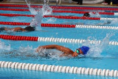 Débardeur de style libre de natation La concurrence de natation images stock Débardeur de style libre de natation La concurrence de natation images stock