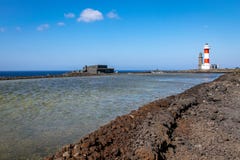 Début du procédé de dessalement pour raffiner le sel de l'eau d'océan, un des premiers gisements de sel de Fuencaliente, La Palma photographie stock Début du procédé de dessalement pour raffiner le sel de l'eau d'océan, un des premiers gisements de sel de Fuencaliente, La Palma photographie stock