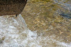 Décharge de toxique ou d'eau contaminée dans une rivière ou un lac photos libres de droits Décharge de toxique ou d'eau contaminée dans une rivière ou un lac photos libres de droits