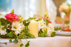 Décor, bougies et fleurs de fête de mariage photos libres de droits Décor, bougies et fleurs de fête de mariage photos libres de droits