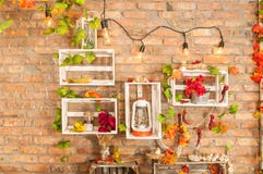 Décor de Noël Grand salon lumineux Mur de treeBrick de Noël avec des étagères des feuilles d'automne photo libre de droits Décor de Noël Grand salon lumineux Mur de treeBrick de Noël avec des étagères des feuilles d'automne photo libre de droits