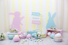 Décor de Pâques et de ressort Grands oeufs et lapin de Pâques multicolores image stock Décor de Pâques et de ressort Grands oeufs et lapin de Pâques multicolores image stock