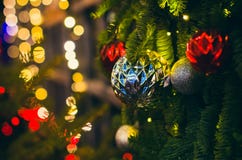 Décoration de grand Noël et de nouvelle année sur le bokeh de pin image stock Décoration de grand Noël et de nouvelle année sur le bokeh de pin image stock