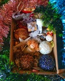 Décoration de nouvelle année et de Noël dans la boîte photographie stock Décoration de nouvelle année et de Noël dans la boîte photographie stock