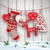 Décorations de folklore de Noël accrochant devant le mur en bois blanc, illustration Image libre de droits Décorations de folklore de Noël accrochant devant le mur en bois blanc, illustration Image libre de droits