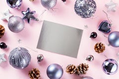 Décorations de Gray Christmas sur le rose photographie stock Décorations de Gray Christmas sur le rose photographie stock