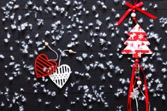 Décorations de Joyeux Noël, flocons de neige, coeurs rouges blancs et arbre de Noël de jouet sur la carte en bois noire de fond, Photo stock Décorations de Joyeux Noël, flocons de neige, coeurs rouges blancs et arbre de Noël de jouet sur la carte en bois noire de fond, Photo stock