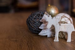 Décorations de Noël avec le fond en bois images stock Décorations de Noël avec le fond en bois images stock