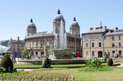 Décortiquez le musée maritime avec le parc de ville dans le premier plan images stock Décortiquez le musée maritime avec le parc de ville dans le premier plan images stock