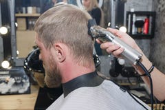 D?coupeuse de cheveux de coiffeur Le ma?tre fournit une coupe de cheveux image libre de droits D?coupeuse de cheveux de coiffeur Le ma?tre fournit une coupe de cheveux image libre de droits