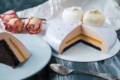 Dédoublez le gâteau de biscuit couvert de lustre de miroir Dans le cadre de la confiserie orange, du café et de la mousse bavaroi photographie stock Dédoublez le gâteau de biscuit couvert de lustre de miroir Dans le cadre de la confiserie orange, du café et de la mousse bavaroi photographie stock