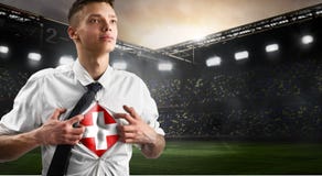 Défenseur du football ou du football de la Suisse montrant le drapeau photo stock Défenseur du football ou du football de la Suisse montrant le drapeau photo stock
