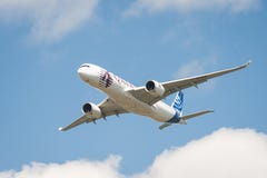 Défilé aérien d'Airbus A350 Défilé aérien d'Airbus A350
