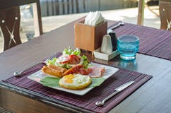 Déjeunez avec les oeufs brouillés, les liens de saucisse et le pain grillé Image libre de droits Déjeunez avec les oeufs brouillés, les liens de saucisse et le pain grillé Image libre de droits