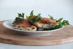 Délicieux et persil en tarte de fromage de plat photo stock Délicieux et persil en tarte de fromage de plat photo stock