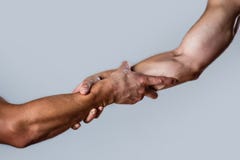 Délivrance, geste de aide ou mains Concept de coup de main, appui Coup de main tendu, bras d'isolement, salut photographie stock libre de droits Délivrance, geste de aide ou mains Concept de coup de main, appui Coup de main tendu, bras d'isolement, salut photographie stock libre de droits