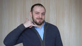 Déme una llamada El hombre joven del retrato que hace la demostración me llama muestra del gesto con la mano formada como el telé metrajes Déme una llamada El hombre joven del retrato que hace la demostración me llama muestra del gesto con la mano formada como el telé metrajes