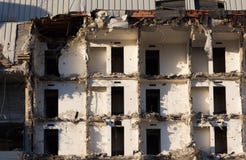 Démolition d'une construction destruction dans un quart urbain résidentiel image stock Démolition d'une construction destruction dans un quart urbain résidentiel image stock