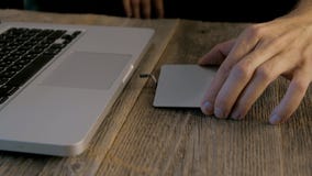 Dépanneur d'ordinateur portable travaillant avec un tournevis, sur la table un ordinateur portable et un ensemble de dépanneur de clips vidéos Dépanneur d'ordinateur portable travaillant avec un tournevis, sur la table un ordinateur portable et un ensemble de dépanneur de clips vidéos
