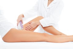Dépilage de laser Femme sur le secteur de cuisses et de bikini de traitements d'épilation de laser photo stock Dépilage de laser Femme sur le secteur de cuisses et de bikini de traitements d'épilation de laser photo stock