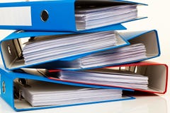 Dépliant de fichier avec des documents et des documents photographie stock libre de droits Dépliant de fichier avec des documents et des documents photographie stock libre de droits