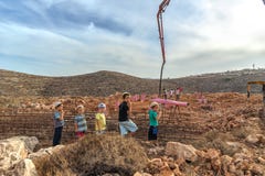 Désert d'Israel Judea le 24 octobre 2015 Les enfants juifs de colons observent comme terre illégalement occupée dans le règlement photographie stock libre de droits Désert d'Israel Judea le 24 octobre 2015 Les enfants juifs de colons observent comme terre illégalement occupée dans le règlement photographie stock libre de droits