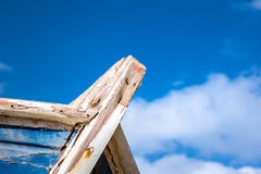 Détail d'un naufrage en bois avec le fond nuageux de ciel bleu image stock Détail d'un naufrage en bois avec le fond nuageux de ciel bleu image stock