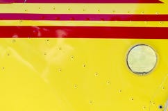 Détail d'une aile rouge et jaune d'un avion ultra-léger Images stock Détail d'une aile rouge et jaune d'un avion ultra-léger Images stock