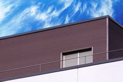 Détail moderne abstrait de bâtiment et ciel nuageux Images stock Détail moderne abstrait de bâtiment et ciel nuageux Images stock