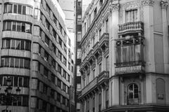 Détaillez la façade établissant la vue noire et blanche, Castellon, Espagne Photo libre de droits Détaillez la façade établissant la vue noire et blanche, Castellon, Espagne Photo libre de droits