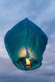 Détails d'une lanterne de turquoise avec une flamme jaune Photographie stock libre de droits Détails d'une lanterne de turquoise avec une flamme jaune Photographie stock libre de droits