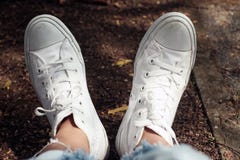 Détendez les pieds de la jeune femme à l'arrière-plan blanc d'espadrilles Concept d'inspirations avec l'espace de copie Pièce de photographie stock libre de droits Détendez les pieds de la jeune femme à l'arrière-plan blanc d'espadrilles Concept d'inspirations avec l'espace de copie Pièce de photographie stock libre de droits
