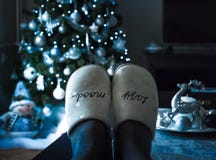 Détente à la maison dans la décoration de Noël de vacances images stock Détente à la maison dans la décoration de Noël de vacances images stock