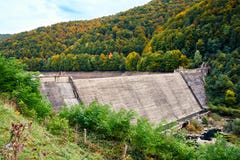 Déversoir et barrage dans les montagnes Images stock Déversoir et barrage dans les montagnes Images stock
