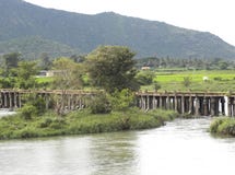 Déversoir et bas barrage principal sur la rivière Kaveri avec des montagnes sur le fond Photographie stock Déversoir et bas barrage principal sur la rivière Kaveri avec des montagnes sur le fond Photographie stock